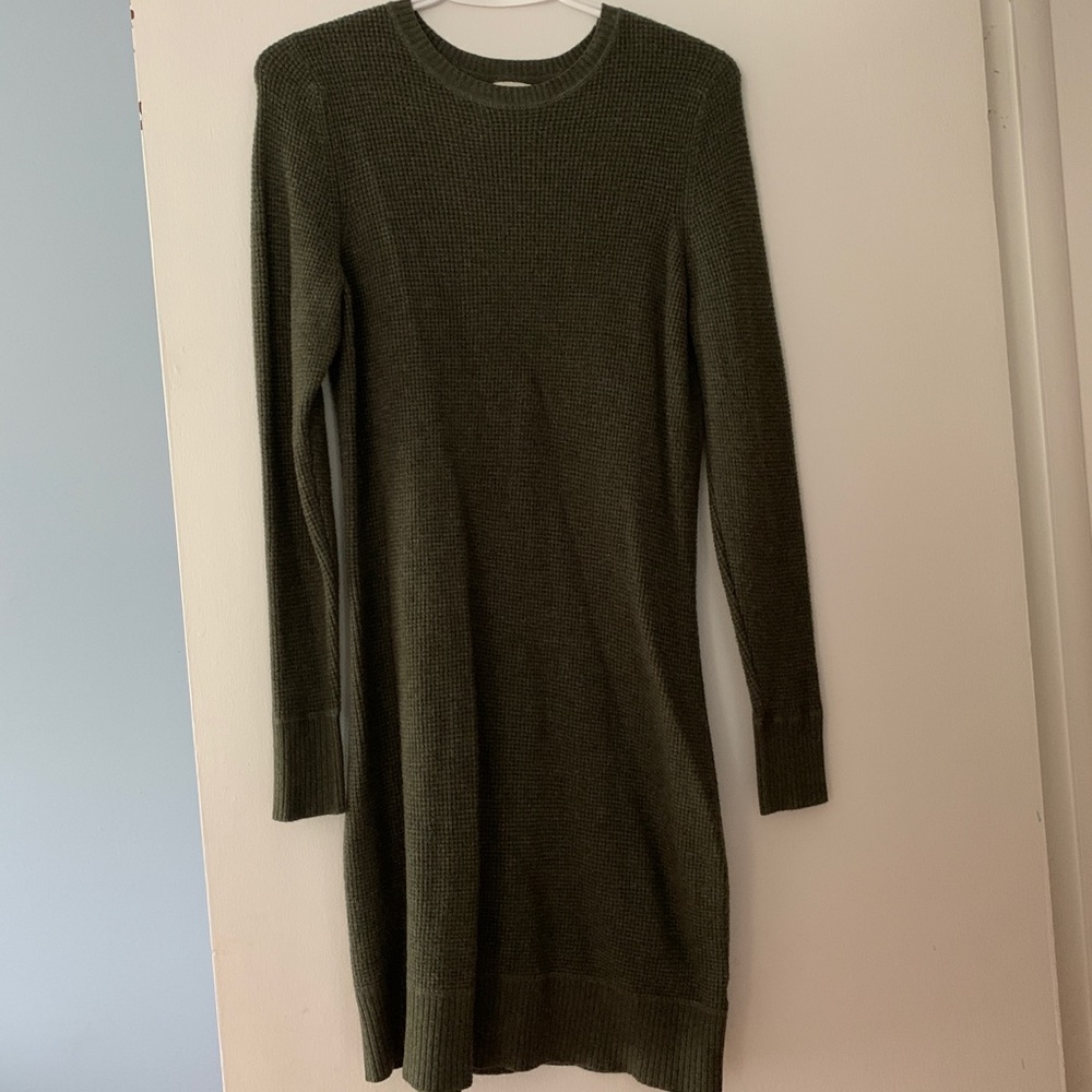 Green long sleeved dress